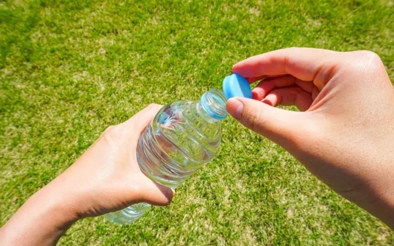 Lưu ý khi sử dụng nước uống đóng chai 